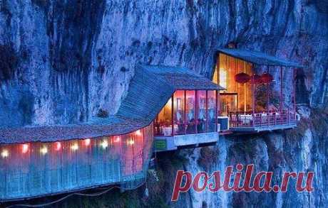 Ресторан рядом с пещерой Sanyou над рекой Янцзы, провинция Хубэй, Китай.
China.