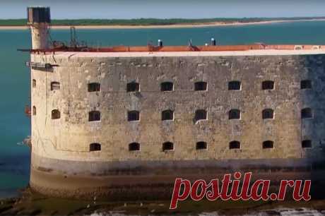 Легендарный форт Боярд разрушается и уходит под воду. На реставрацию форта требуется около 44 млн евро.
