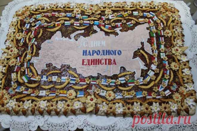 В Бурятии испекли пирог с картой России длиной больше метра. В честь Дня народного единства пирог с картой РФ отправят в социальную столовую.