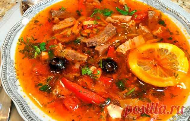 Суп Солянка сборная на курином бульоне с копченой колбасой и сосискам ...
