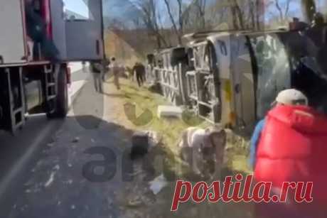 Автобус с российскими туристами перевернулся в Приморском крае. Автобус с российскими туристами перевернулся в Приморском крае. Уточняется, что транспортное средство направлялось из Уссурийска в Китай. Инцидент произошел в семи километрах от села Барабаш. Известно, что в автобусе находились 48 человек. По предварительным данным, двух пассажиров спасти не удалось.