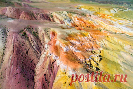 «Марс на Земле» – цветные горы Кызыл-Чина недалеко от села Чаган-Узун, Республика Алтай. Снимок сделал Василий Яковлев: nat-geo.ru/photo/user/50177