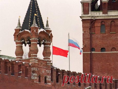Над Кремлём спускают советский флаг и декабря 1991 года / Историческая справка