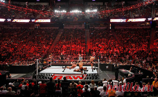 Netflix купил права на трансляцию рестлинга за $5 млрд. Десятилетнее соглашение c World Wrestling Entertainment на трансляцию Monday Night Raw начнет действовать с января 2025 года. Флагманское шоу WWE сейчас выходит на телеканале USA Network