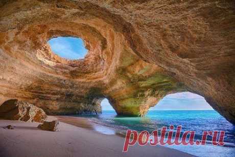 Пляж с пещерами в местечке Алгарве, Португалия