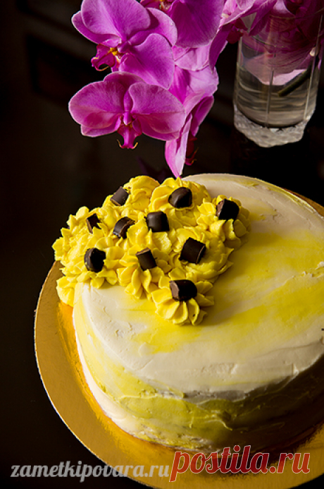 Бисквитный торт с персиками и кремом Пломбир 

Очень нежный, в меру сладкий торт с вкуснейшим кремом Пломбир и сочными персиками. Украсить торт можно по своему вкусу, но как же красочно и сочно смотрятся эти желтые цветы на белом фоне!
Состав:би…
