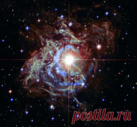 6. Яркое южное полушарие звезды RS Кормы окружено отражающим облаком пыли, подсвеченным, как абажур. Эта звезда обладает массой в 10 раз больше, чем Солнце, и в 200 раз крупнее его.