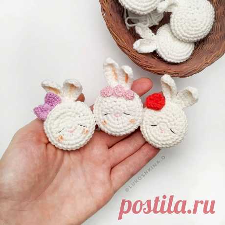 PDF Брошь Зайка крючком. FREE crochet pattern; Аmigurumi animal patterns. Амигуруми схемы и описания на русском. Вязаные игрушки и поделки своими руками #amimore - маленькая брошка в виде зайки, заяц, аксессуар зайчик, кролик, зайчонок, крольчонок.