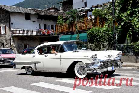 CADILLAC  DEVILLE - 1957 CADILLAC  DEVILLE  year 1957  una della Collezione del Barber  BARBER  DAY  Raduno Auto Storiche Americane con Fiat 500 ed altre Auto e Motociclette BARBER DAY Rally Car Fiat 500 with American historians and other Cars & Motorcycles www.elbarber.it/realindex.htm  Sfilata a Levico Tn  04.07.2010