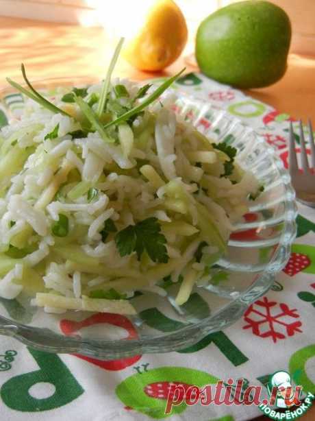 Салат из риса с кальмаром и зеленым яблоком.
