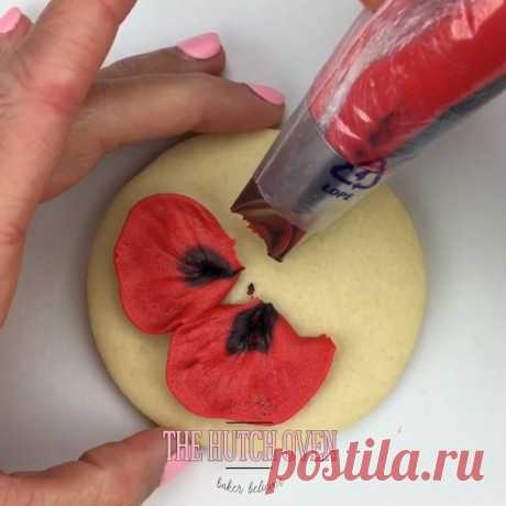 Beautiful Poppy flower cookie in honor of Memorial Day using @wiltoncakes petal tip 123 for the petals. For the center of the Poppy I used tip 363 and finished it off with tip 2 in black buttercream. Music | Forget Me Not, courtesy of @audionetwork