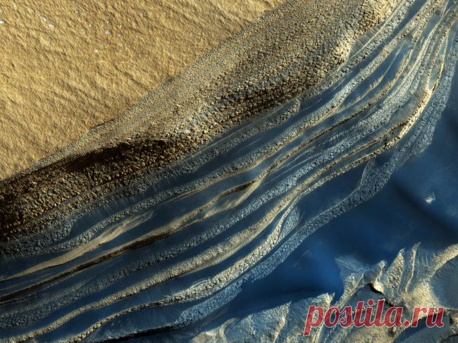 Небольшое путешествие по Марсу вместе с HiRISE: Изменчивые песчаные дюны, оползни в оврагах и на склонах кратеров, структуры, образованные выветриванием, и следы от маленьких пылевых смерчей — на фото космического зонда MRO
