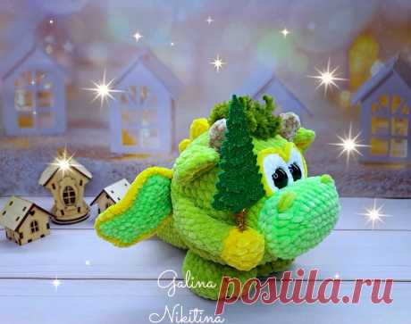 PDF Дракончик Лори крючком. FREE crochet pattern; Аmigurumi toy patterns. Амигуруми схемы и описания на русском. Вязаные игрушки и поделки своими руками #amimore - плюшевый дракон, дракончик из плюшевой пряжи, динозавр, динозаврик.