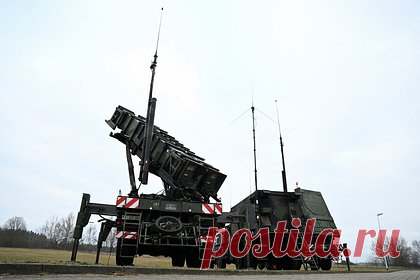 В США рассказали о наемниках в экипажах ЗРК Patriot на Украине. Зенитно-ракетным комплексом (ЗРК) Patriot, пораженным в ходе российского ракетного удара 16 мая, управляли западные наемники, информация о потерях скрывается. Об их участии в обороне Киева сообщает Military Watch Magazine (MWM). Сообщается, что в обслуживании были задействованы западные военные подрядчики.