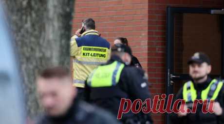 Полиция Гамбурга провела обыск в доме подростка по подозрению в ЧП в школе. Правоохранители провели обыск в доме подростка в Гамбурге по подозрению в причастности к ситуации с угрозой оружием в школе. Читать далее