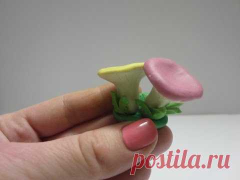 Лепим сыроежки из пластилина или из всеми любимого play dough.
Также такую фигурку можно слепить из полимерной глины, марципана или мастики в качестве украшений для тортов.