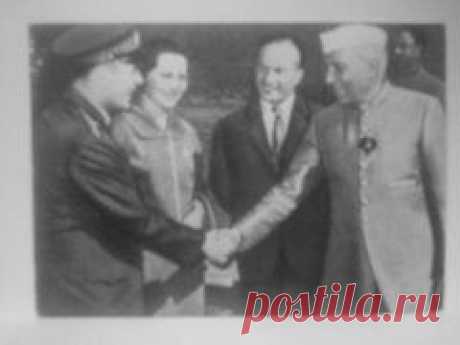 Премьер-министр Индии Джавахарлал-Неру приветствует первого космонавта Юрия Гагарина.