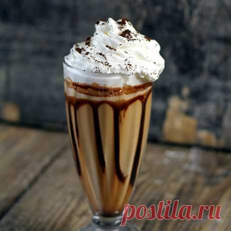 ФРАППУЧИНО.  Фраппучи́но (англ. frappuccino) — холодный кофейный напиток, продающийся в мировой сети кофеен Starbucks. Название «фраппучино» получено путём сложения слов «фраппе» (французский термин, означающий густой молочный коктейль с мороженым) и «капучино»[1].