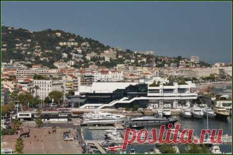 Канны, фр. Cannes — город на юге Франции с населением в 70 тысяч жителей, основанный лигурами на побережье залива Напуль, куда вплотную подходит горный массив Эстерель. Является одним из наиболее популярных и известных курортов Лазурного Берега.Центр Канн — улица Антиб, аллея Свободы и набережная Круазет.