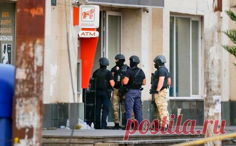 В Грузии освободили заложников из банка в Кутаиси. В здание Банка Грузии в Кутаиси, где вооруженный мужчина удерживал 12 заложников, ворвались бойцы спецназа, сообщает телекомпания «Рустави 2».
