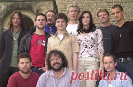 Питер Джексон с актерами перед началом съемки «Властелина Колец».