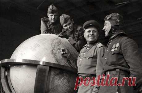 Советские солдаты рассматривают глобус в кабинете Гитлера.
