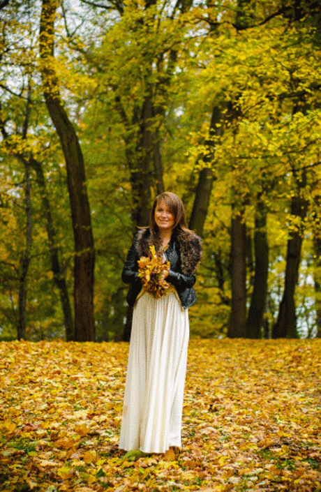 Фото Девушка подбрасывает осенние листья