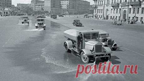 1944 год. Пленных фашистов с позором прогнали через Москву. Затем начисто промыли улицы города.