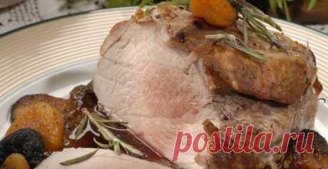 Свинина с сухофруктами и соусом: рецепт к новогоднему столу