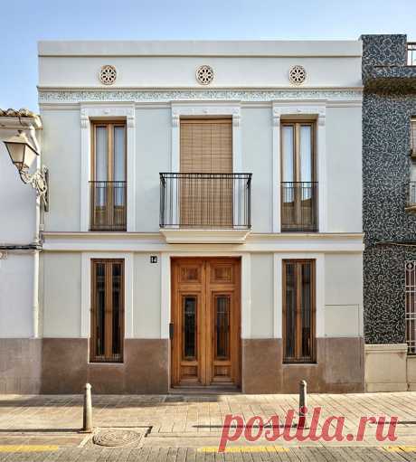 Красивый фасад дома.
Renovation Project of a Small House in Valencia