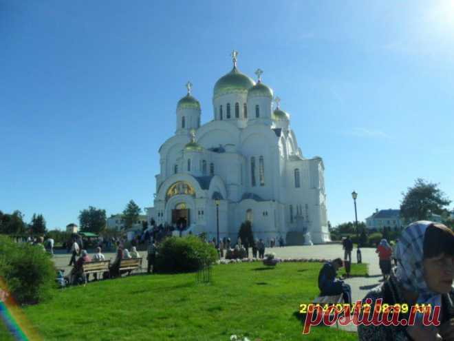 (+1) тема - Поездка в Дивеево. | ЛЮБИМЫЕ ФОТО Спасо-Преображенский собор. Его начали строить еще до революции, но 
освятить не успели. В советские годы в нем помещался тир, потом гараж. 
Достроен он был в 90-е годы и освящен 3 сентября 1998 года....