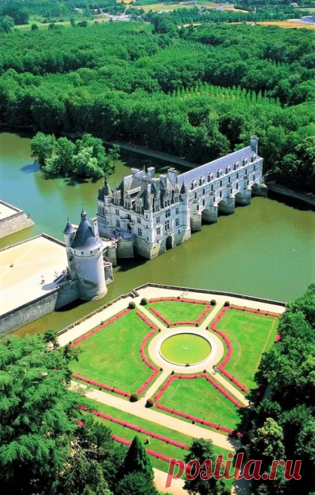 планета Земля – Google+
Замок Шенонсо.Расположен около небольшой одноимённой деревни Шенонсо во французском департаменте Эндр и Луара. Входит в число замков, обычно называемых замками Луары. Имеет «народное» название - «дамский замок». Один из наиболее любимых, известных и посещаемых замков Франции. Является частной собственностью, но открыт для посещения.