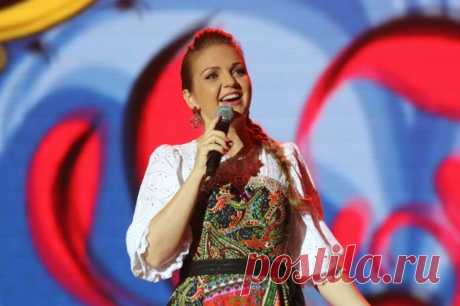 Певица Марина Девятова откровенно рассказала о вражде с украинской родней. Заслуженная артистка России призналась, что родственники, живущие на Украине, отказались от нее.
