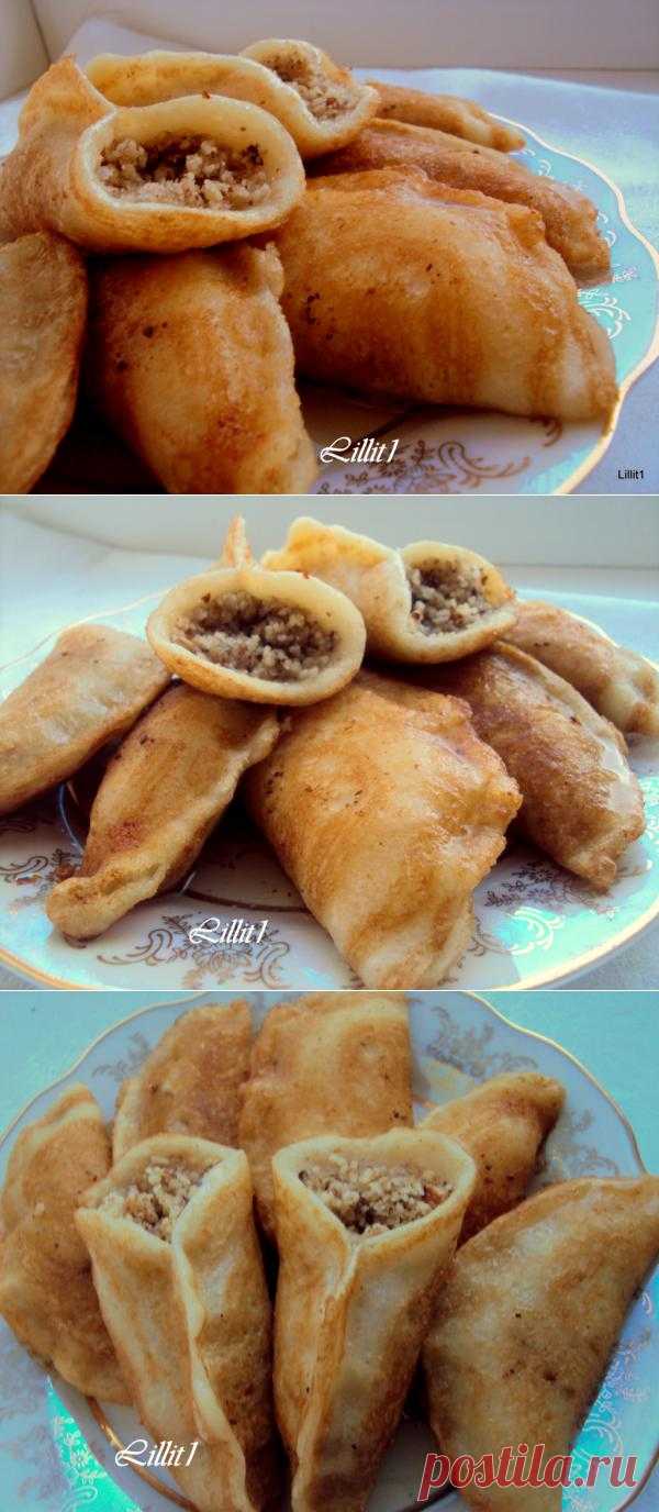 Атаеф (Atayef)– ливанские блины с начинкой

Очень вкусные, ароматные. необычные блины с неповторимой восточной ноткой. Обе начинки имеют свое очарование, даже не могу сказать какой больше понравился:) У меня масленица уже началась!:))) Осталось побыстрее сжечь чучело зимы:)))