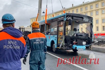 Появились подробности похорон жертв падения автобуса в реку в Петербурге
