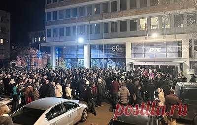Оппозиция вновь устроила шествие в Белграде. Около 400 протестующих вышли на проезжую часть и отправились к зданию "Радио и Телевидение Сербии"