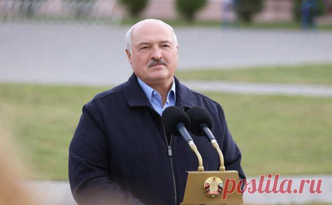 Лукашенко назвал актуальными идеалы Октябрьской революции. Президент Белоруссии Александр Лукашенко поздравил граждан страны с Днем Октябрьской революции.