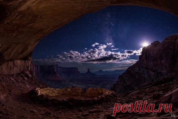 Ложная кива — искусственный каменный круг неизвестного происхождения в пещере, находящейся в национальном парке Каньонлендс, штат Юта, США.