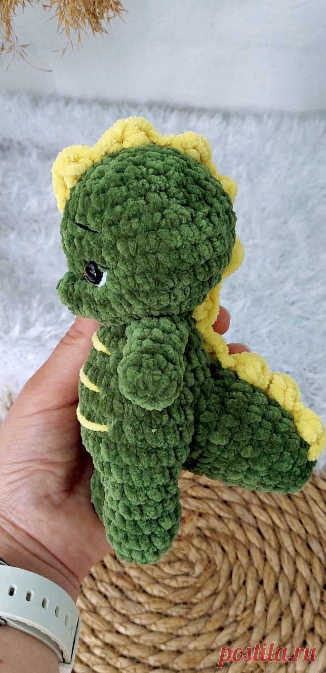 PDF Мини Дракоша крючком. FREE crochet pattern; Аmigurumi toy patterns. Амигуруми схемы и описания на русском. Вязаные игрушки и поделки своими руками #amimore - плюшевый дракон, маленький дракончик из плюшевой пряжи, динозавр, динозаврик.