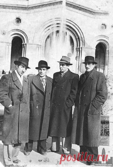 Фрунзик Мкртчян в молодости .и в конце справа Вахтанг Кикабидзе..Հրապարակում,1958 թ․
Ashot Melkonyan
Standing in the far left is Mher &quot;Frunzik&quot; Mkrtchyan, Ashot Melkonyan is in the far right, with Al Capone and Lucky Luciano between them 
Լուսանկարը  Ashot Melkonyan-ի

HinYerevan.com-ում տարբեր անուններ են նշվում-Մհեր Մկրտչյան, Վլադիմիր Աբաջյան, Վախթանգ Կիկաբիձե:Levon Tuxikyan e.3րդը Վահրամ Եղշատյան? առաջինը աջից Ռաֆայել Եկմալյանն է.նկարիչներ Ռաֆայել Սարգսյանը ու Աշոտ Մելքոնյանը