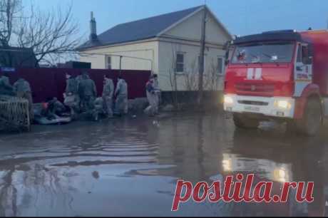 Спасатели продолжают эвакуировать жителей Орска после прорыва дамбы. В городе подтоплено около 600 домов на 9 улицах.