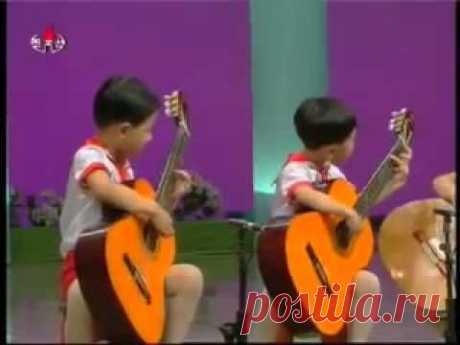 китайские (а мож и корейские) дети играют на гитарах - YouTube