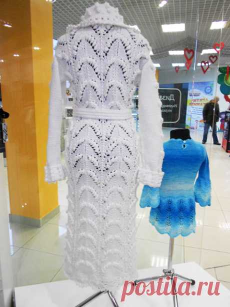 Ажурное женское пальто белого цвета Снежная королева спицами – схемы с описанием вязания