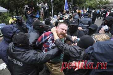 В Грузии осудили избиение полицией протестующих против закона об иноагентах