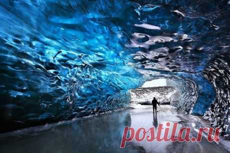 Ледяные пещеры, Исландия.

 Ледяные пещеры — временные структуры, которые появляются на краю ледников и выглядят удивительно красивыми изнутри. Пещера Скафтафелл расположена на замороженной лагуне ледника Свинафелльсьёкулл в Исландии. В течение столетий старый лёд спрессовался здесь таким образом, что практически не содержит воздушных пузырей. Отсутствие воздуха означает, что лед поглощает практически весь ...