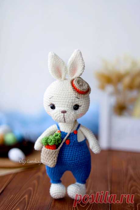PDF Кролик крючком. FREE crochet pattern; Аmigurumi toy patterns. Амигуруми схемы и описания на русском. Вязаные игрушки и поделки своими руками #amimore - кролик из обычной пряжи, крольчонок с сумочкой, зайка в шляпке, зайчик.