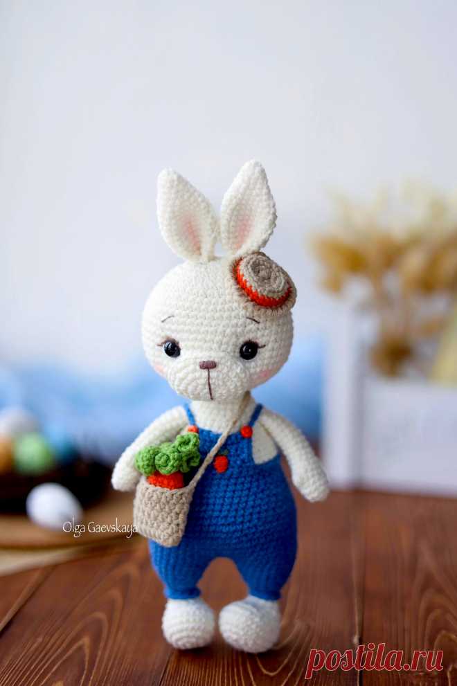 PDF Кролик крючком. FREE crochet pattern; Аmigurumi toy patterns. Амигуруми схемы и описания на русском. Вязаные игрушки и поделки своими руками #amimore - кролик из обычной пряжи, крольчонок с сумочкой, зайка в шляпке, зайчик.