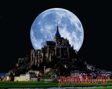 луна за замком Мон-Сен-Мишель.Нормандия.Франция