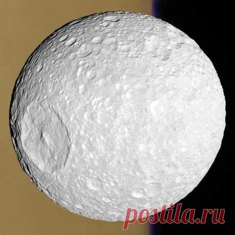 Мимас: маленький спутник с большим кратером / Интересный космос