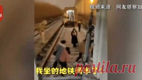 В Китае вагоны метро расцепились во время движения, есть пострадавшие. В метро Пекина во время движения состава расцепились вагоны, пострадали более 30 человек, передает РИА Новости, ссылаясь на пекинский транспортный комитет. Согласно заявлению комитета, инцидент произошел в 18:57 (13:57 мск) на участке ...